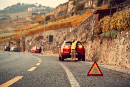 Paar auf Parkplatz über dem Genfer See
