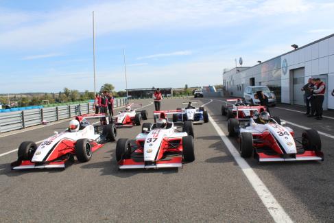 Paar auf Parkplatz über dem Genfer See