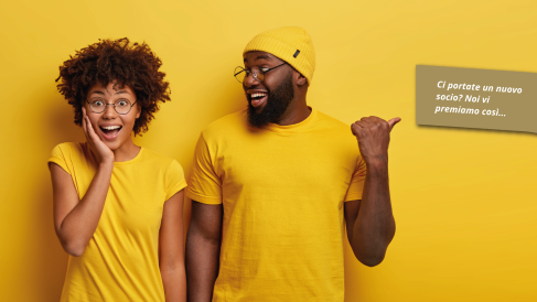 Paar auf Parkplatz über dem Genfer See