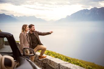 Paar auf Parkplatz über dem Genfer See