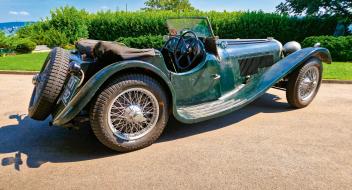 La carrosserie est richement parsemée de patine.